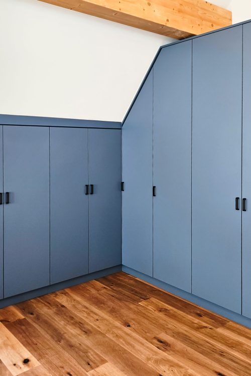 Dachschrägenschrank ums Eck in Nebelblau
