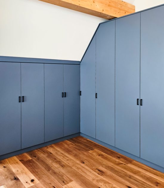 Dachschrägenschrank ums Eck in Nebelblau