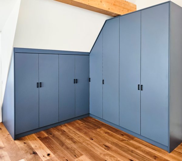 Dachschrägenschrank ums Eck in Nebelblau