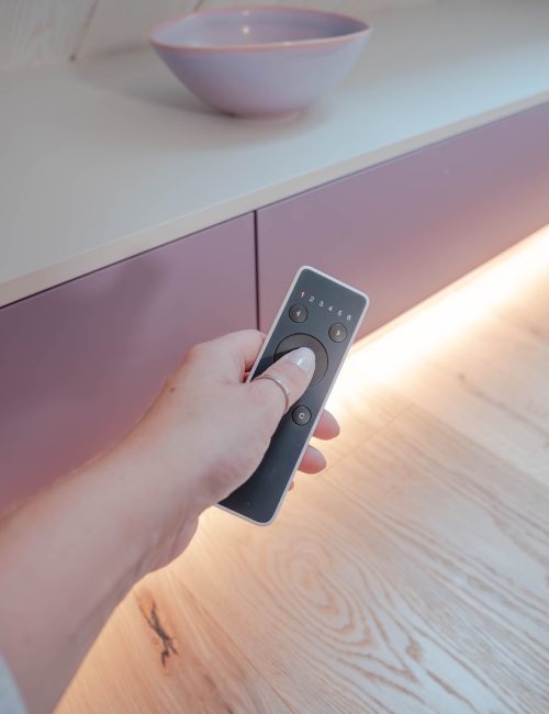 Kniestockschrank hellgrau flieder LED-Fußleisten Steuerung