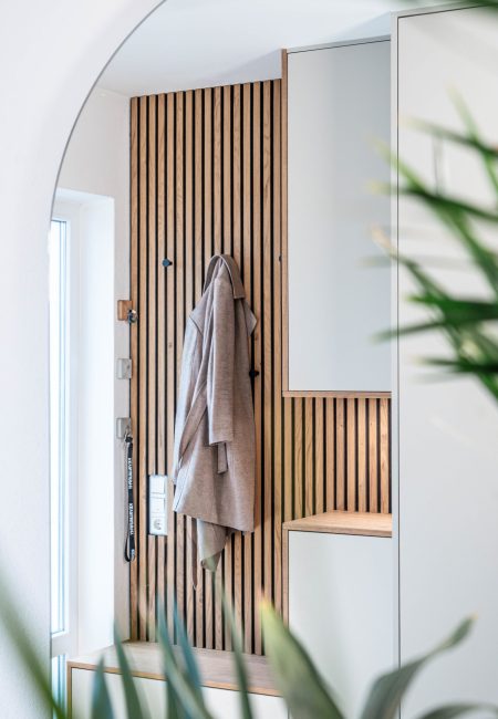 Garderobe matt weiß Eichenpaneele