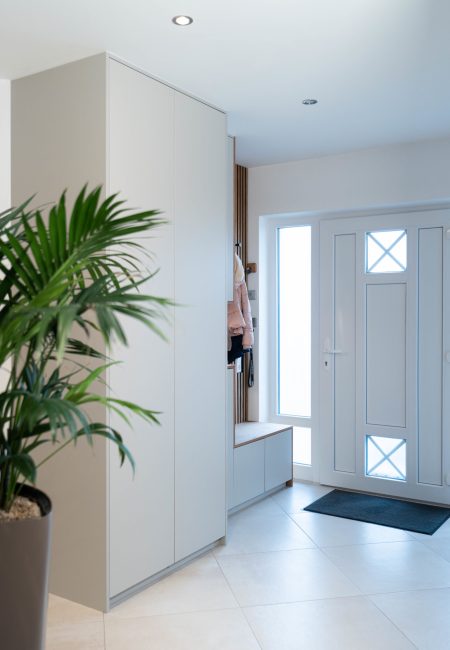 Garderobe matt weiß mit integrierter Sitzbank