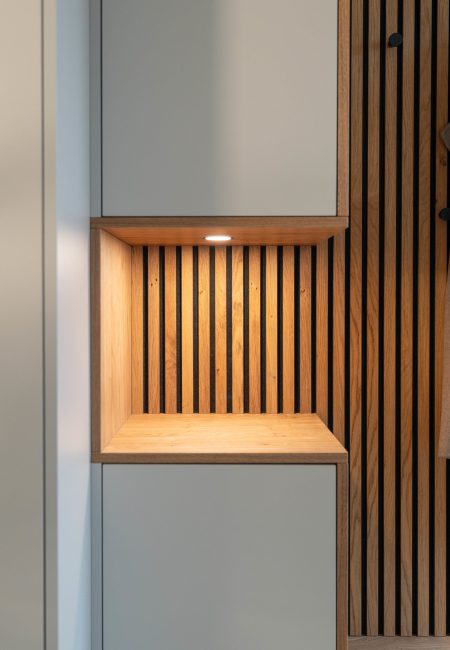 Garderobe matt weiß mit Inlay in Eiche und Beleuchtung