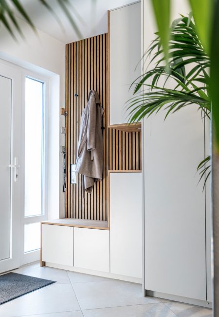 Garderobe matt weiß mit Sitzbank und Eichenpaneelen