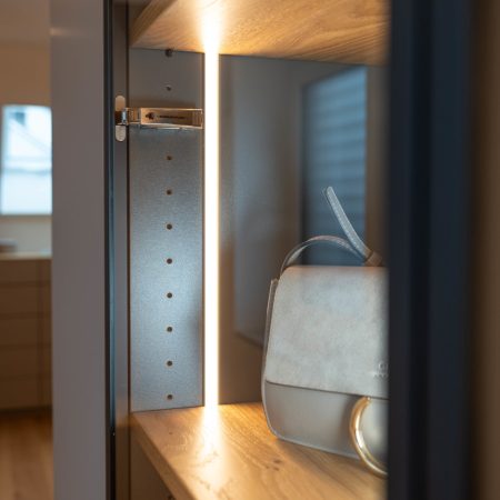 Ankleidezimmer Eiche Anthrazit LED-Streifen Glastüren
