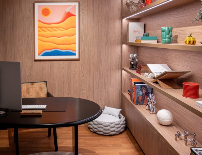 Regal mit LED Eiche und bunten Skulpturen