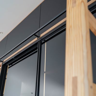 Kleiderschrank matt schwarz Schiebetüren Rauchglas Schiene für Leiter