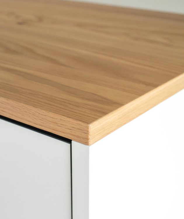 Nahaufnahme der Holzplatte der Kommode Sven