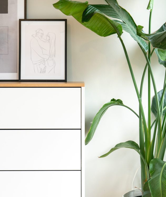 Detailaufnahme einer Seite der Kommode Sven in weiß