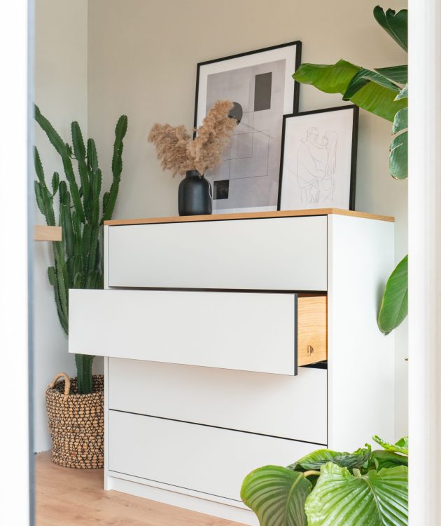 Kommode Sven seitliche Ansicht mit offener Schublade