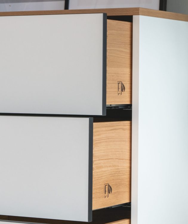 Nahaufnahme mit offenen Schubladen Kommode Sven