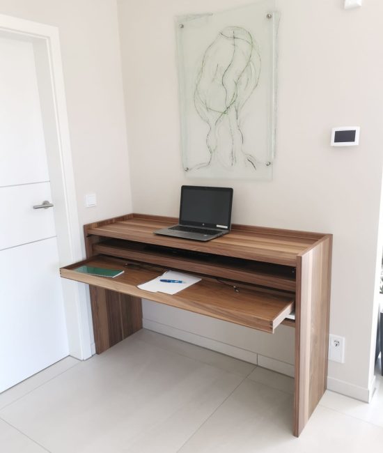 Kommode mit ausgeklapptem Arbeitsbereich