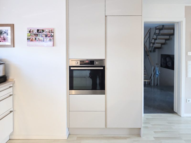 Maßgefertigter Küchenschrank mit integriertem Backofen in weißem Design