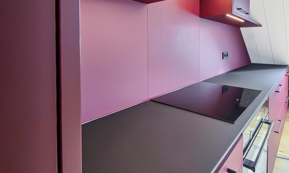 Einbauküche burgundrot mit LED Lichtern über der Arbeitsfläche