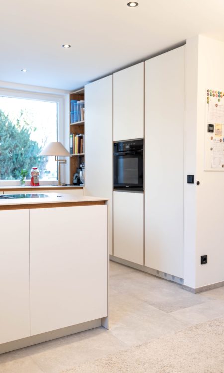 Küche matt weiss Griffleisten Eichenoptik Arbeitsplatte Sahara-Keramik Küche matt weiss Griffleisten Eichenoptik Arbeitsplatte Sahara-Keramik