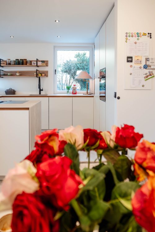 Küche matt weiss Griffleisten Eichenoptik Arbeitsplatte Sahara-Keramik Stimmungsbild