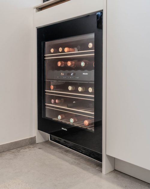 Küche in matt weiß mit integriertem Weinkühler