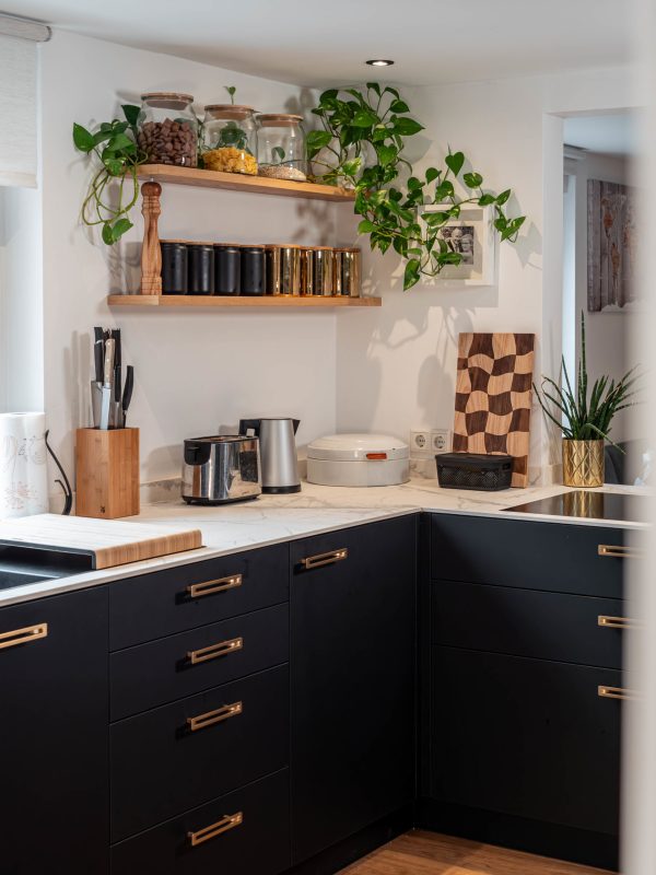 Küche schwarz matt mit goldenen Griffen und Arbeitsplatte in Granit weiss