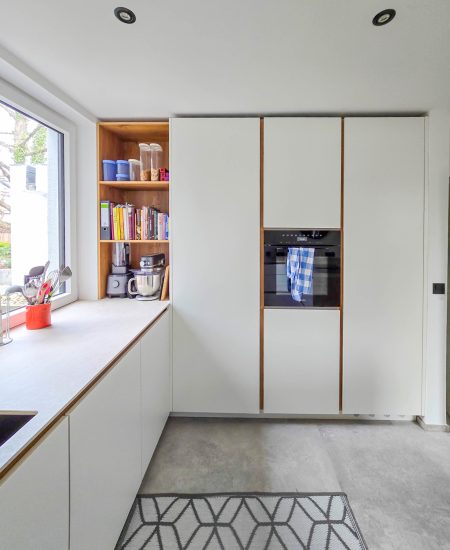 Weiße Küche mit Arbeitsfläche und Akzenten in Eichenoptik