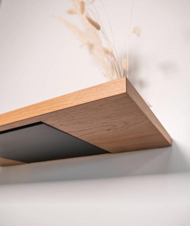 Wandregal mit integriertem Safe Ansicht von unten