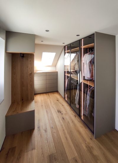 Moderner Ankleideschrank mit Glastüren