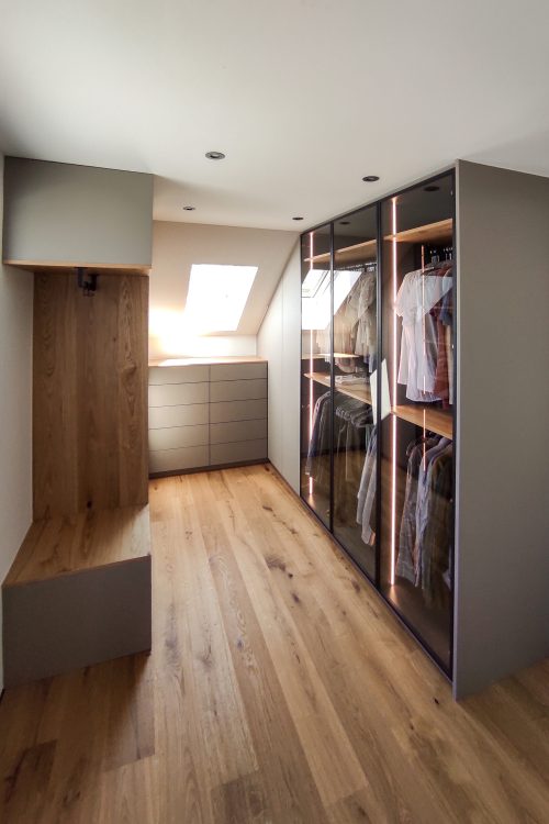 Begehbare Ankleide grau mit Glastüren und Sitznische