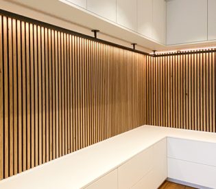 Designmöglichkeit einer Ankleide mit Holzpaneelen