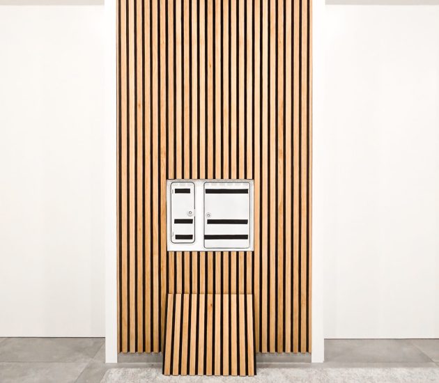 Wandverkleidung einer Türe aus Eichen Paneelen