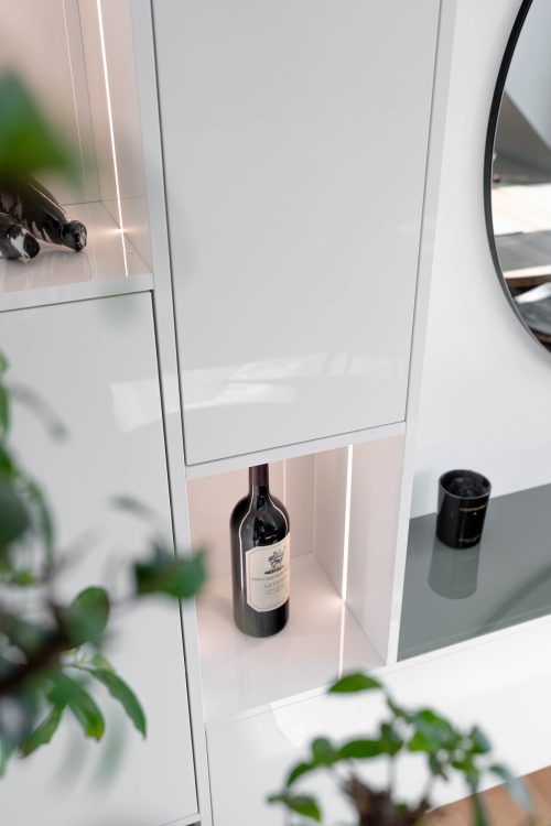 Nahaufnahme offene Bereiche in weißer Hochglanz Wohnwand