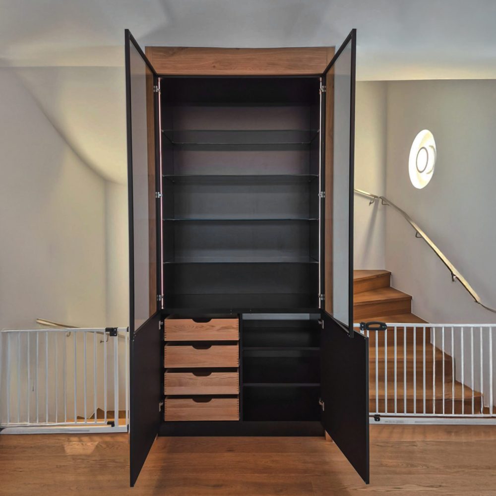 Nischenschrank in schwarz mit Glasfront