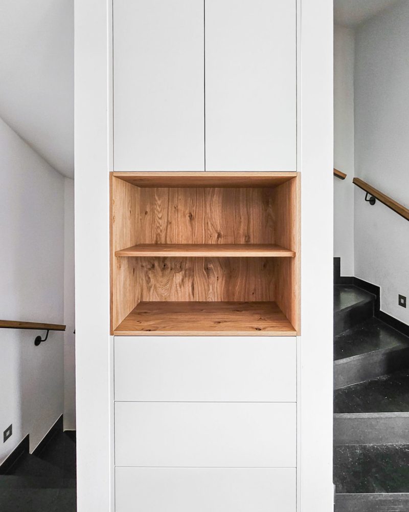 Nischenschrank weiß matt mit Eicheninlay