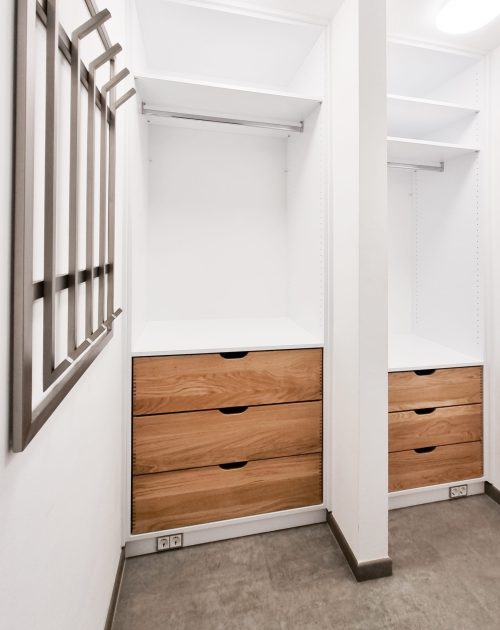 Nischenschrank mit viel Stauraum und Schubladen