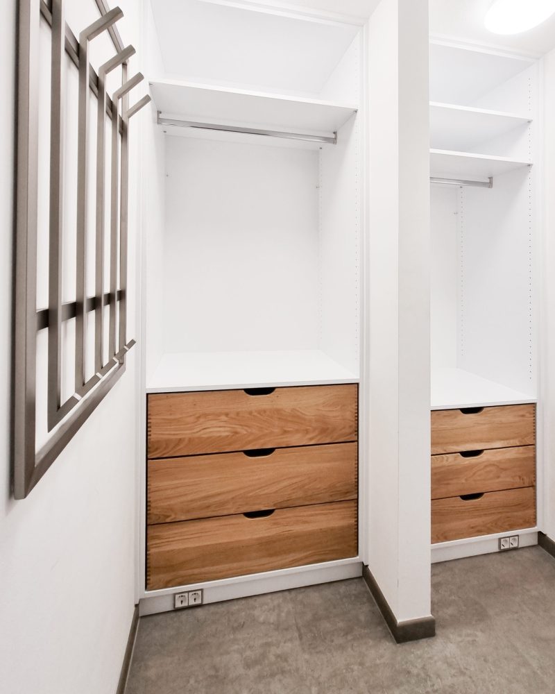 Nischenschrank mit viel Stauraum und Schubladen