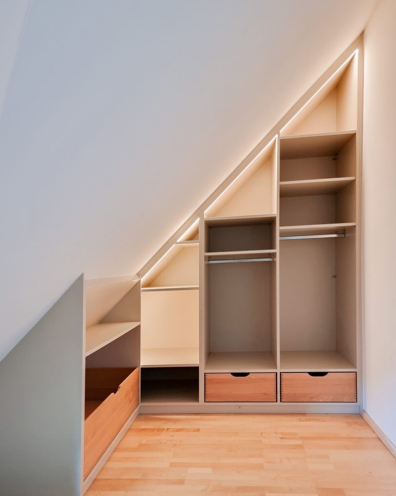 Offen gestalteter Dachschrägenschrank grau