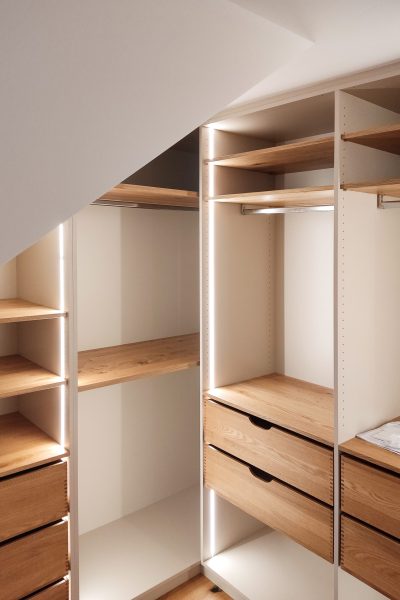 Dachschrägenschrank nach Maß als Einbauschrank planen