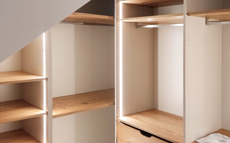Begehbarer Kleiderschrank in einer Nische mit Schräge