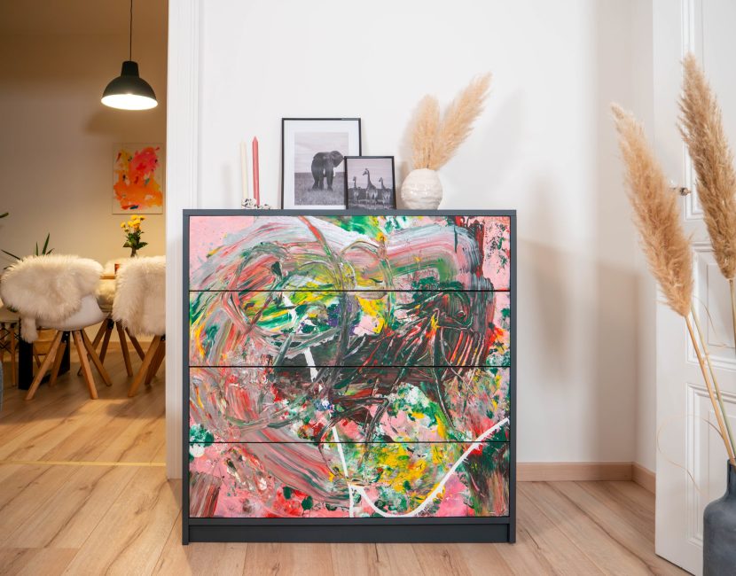 Bemalte Schrankhelden Kommode mit farbigem Design aus dem RTL Spendenmarathon im Wohnbereich