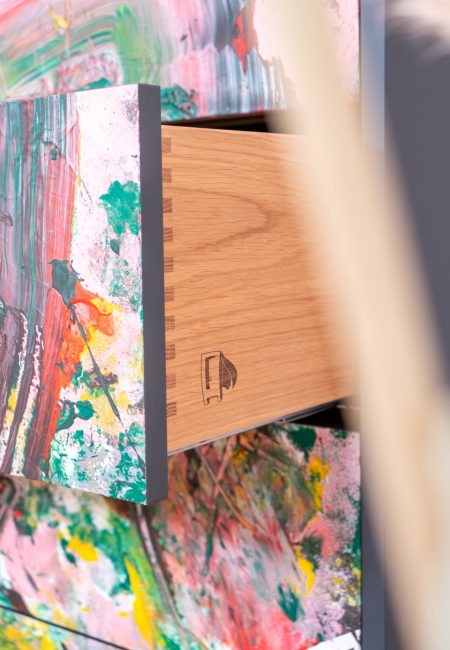 Detail einer Schublade einer bemalten Schrankhelden Kommode für den RTL Spendenmarathon mit farbigem Design