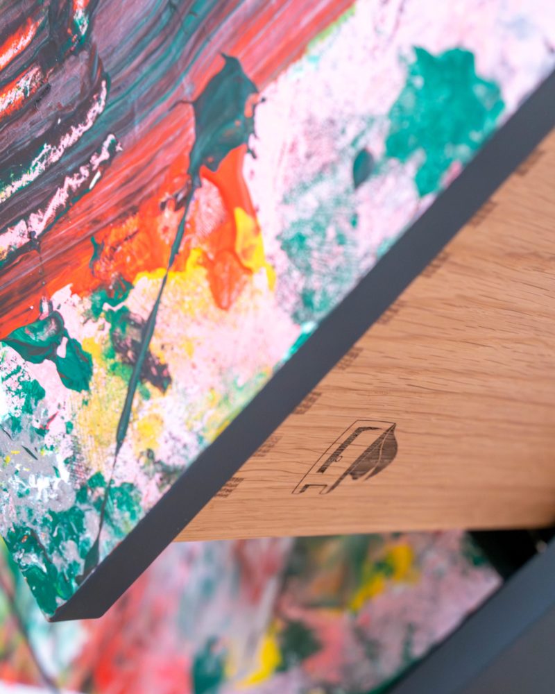 Detail einer Schublade einer bemalten Schrankhelden Kommode aus dem RTL Spendenmarathon mit farbigem Design