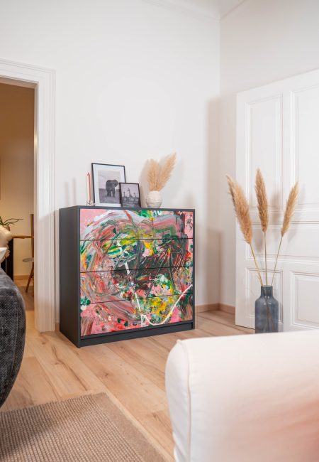 Bemalte Schrankhelden Kommode mit farbigem Design aus dem RTL Spendenmarathon im Wohnbereich