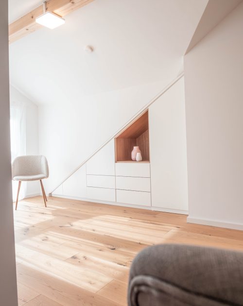 Dachschrägenschrank matt weiß mit Eicheninlay für Dekoration