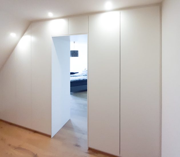 Raumteiler mit Tür in Weiß
