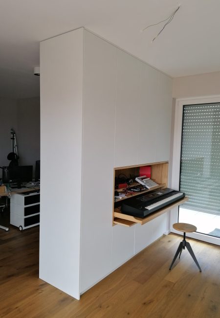 Raumtrenner mit ausgeklappten Arbeitsbereich mit Keyboard