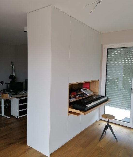 Raumtrenner mit ausgeklappten Arbeitsbereich mit Keyboard