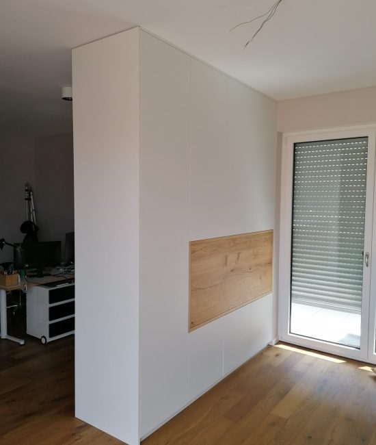 Raumtrenner mit zugeklapptem integriertem Arbeitsbereich