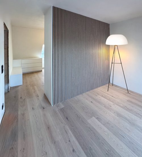 Ankleide matt weiß mit Holzpaneelen als Verkleidung