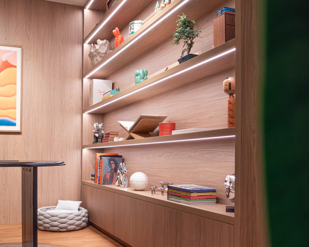 Regal mit LED Eiche und bunten Skulpturen