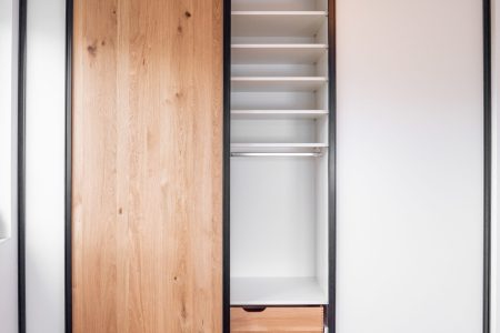 Schiebetürenschrank Eiche Milchglas-weiß Holztür Alurahmen