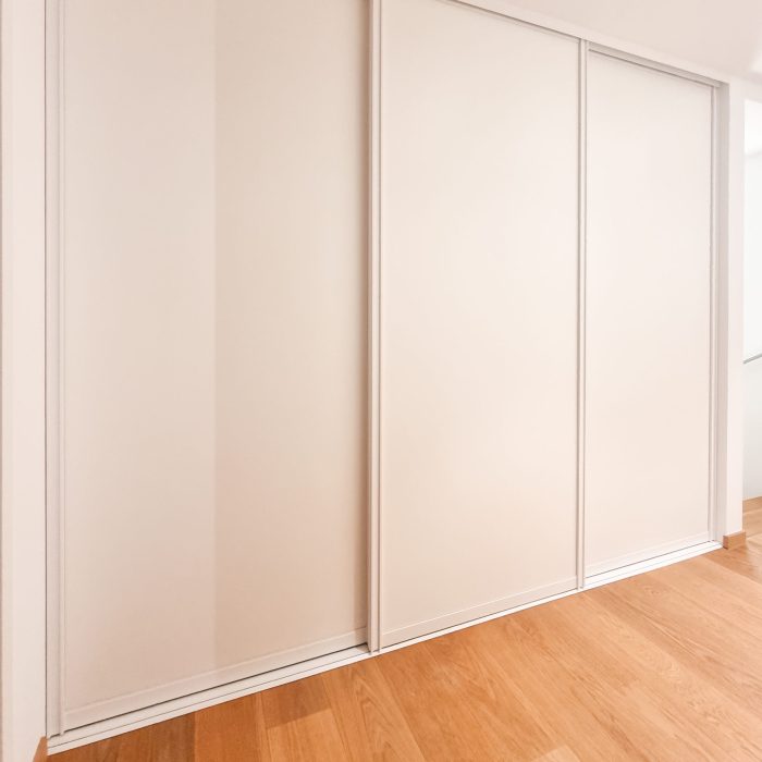 Abtrennung weiß Schiebetürenschrank