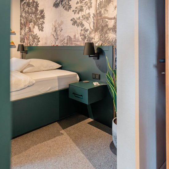 Schlafzimmer Bett Heizungsverkleidung Tannengrün